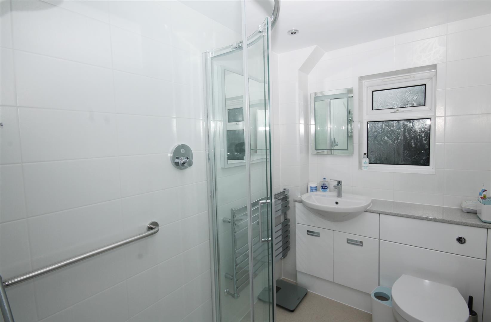 EN-SUITE SHOWER ROOM